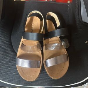 Girls sandals size 3.  Soda